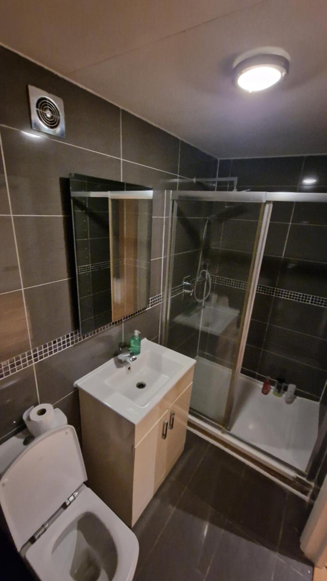 Comfort Sleep - Rooms With Shared Facilities Windsor Buitenkant foto